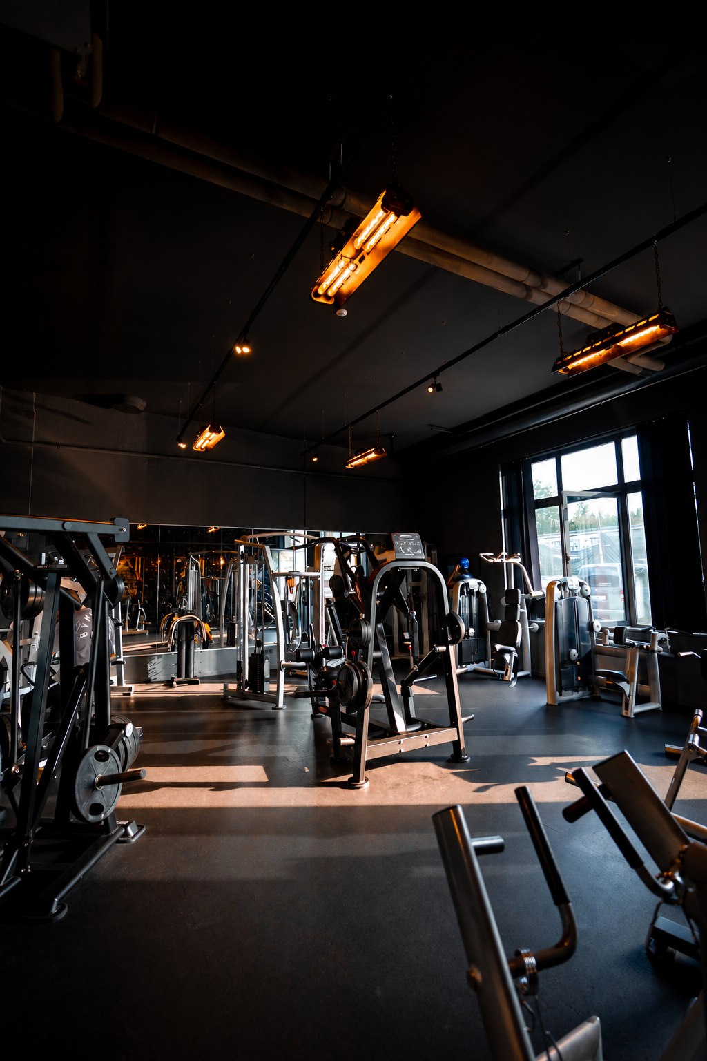 Moderner Gerätepark mit Kraftstationen im GymOne 24/7 Bitburg