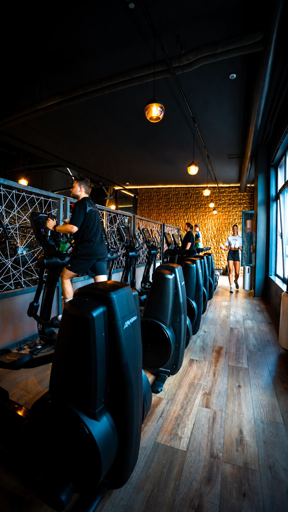 Cardio-Bereich mit Life Fitness Crosstrainern im GymOne 24/7 Bitburg
