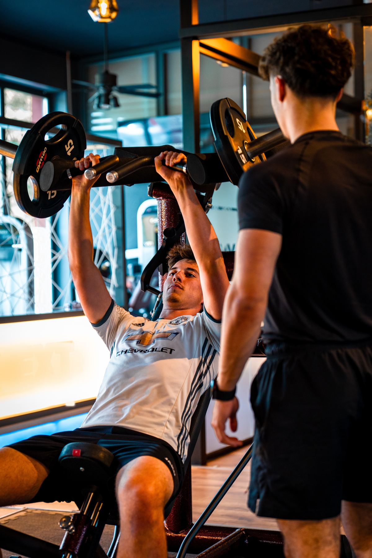 Personal Training an der Schulterpresse im GymOne 24/7 Bitburg