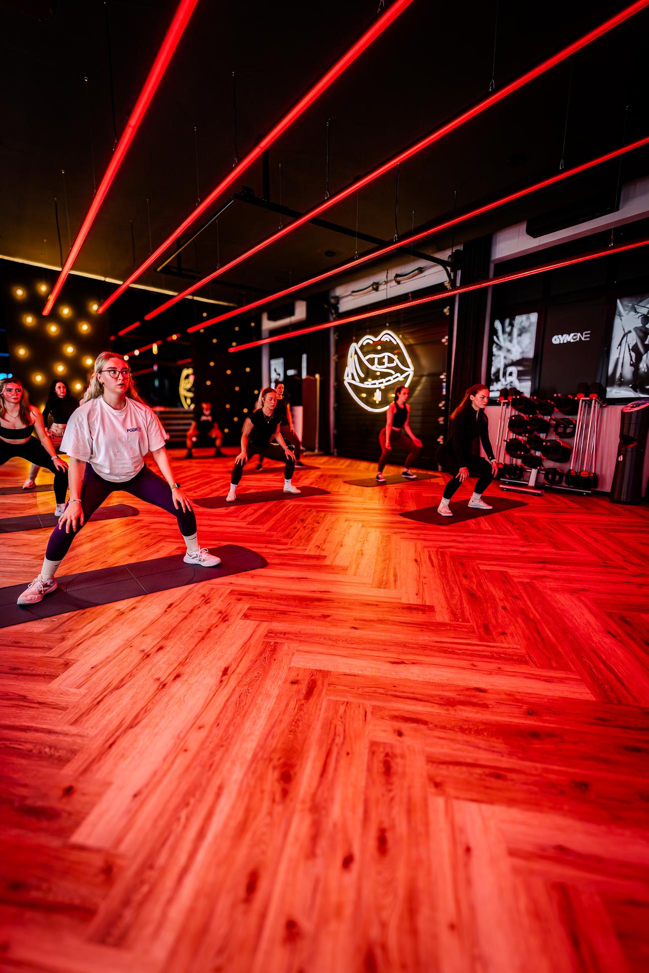 Gruppenkurs im GymOne 24/7 Bitburg unter rotem Licht